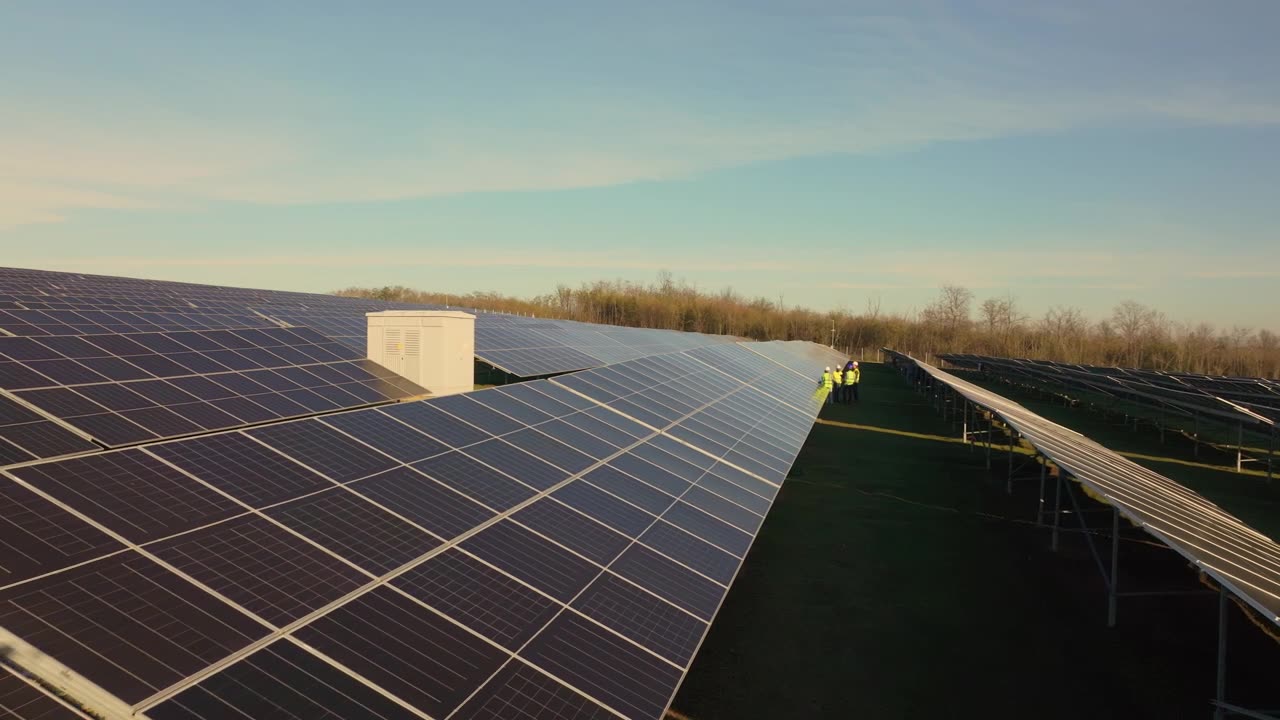 Vista aérea de un parque solar de escala comunitaria